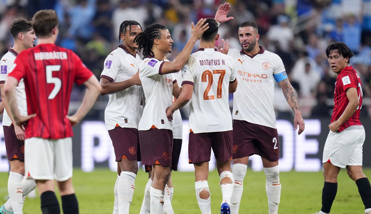 Final ideal Piala Dunia Klub 2023 akhirnya terwujud setelah wakil Eropa, Manchester City mengalahkan wakil Asia, Urawa Red Diamonds dengan skor 3-0 pada laga semifinal dan akan menantang jawara Amerika Selatan, Fluminense yang telah lebih dahulu menjejakkan kaki di partai final. Dalam laga yang digelar di King Abdullah Sports City Stadium, Jeddah, Arab Saudi, Rabu (20/12/2023) dini hari WIB, The Citizens menyingkirkan Urawa Reds dengan kemenangan tiga gol tanpa balas lewat gol-gol bunuh diri Marius Hoibraten pada masa injury time babak pertama, gol Mateo Kovacic pada menit ke-51 dan ditutup oleh gol Bernardo Silva delapan menit kemudian. (AP Photo/Manu Fernandez)