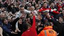 Pemain Manchester United, Jesse Lingard, melempar jerseynya kearah suporter Manchester United usai menang atas Everton pada semifinal Piala FA di Stadion Wembley, London, Sabtu (23/4/2016). (Reuters/Eddie Keogh)