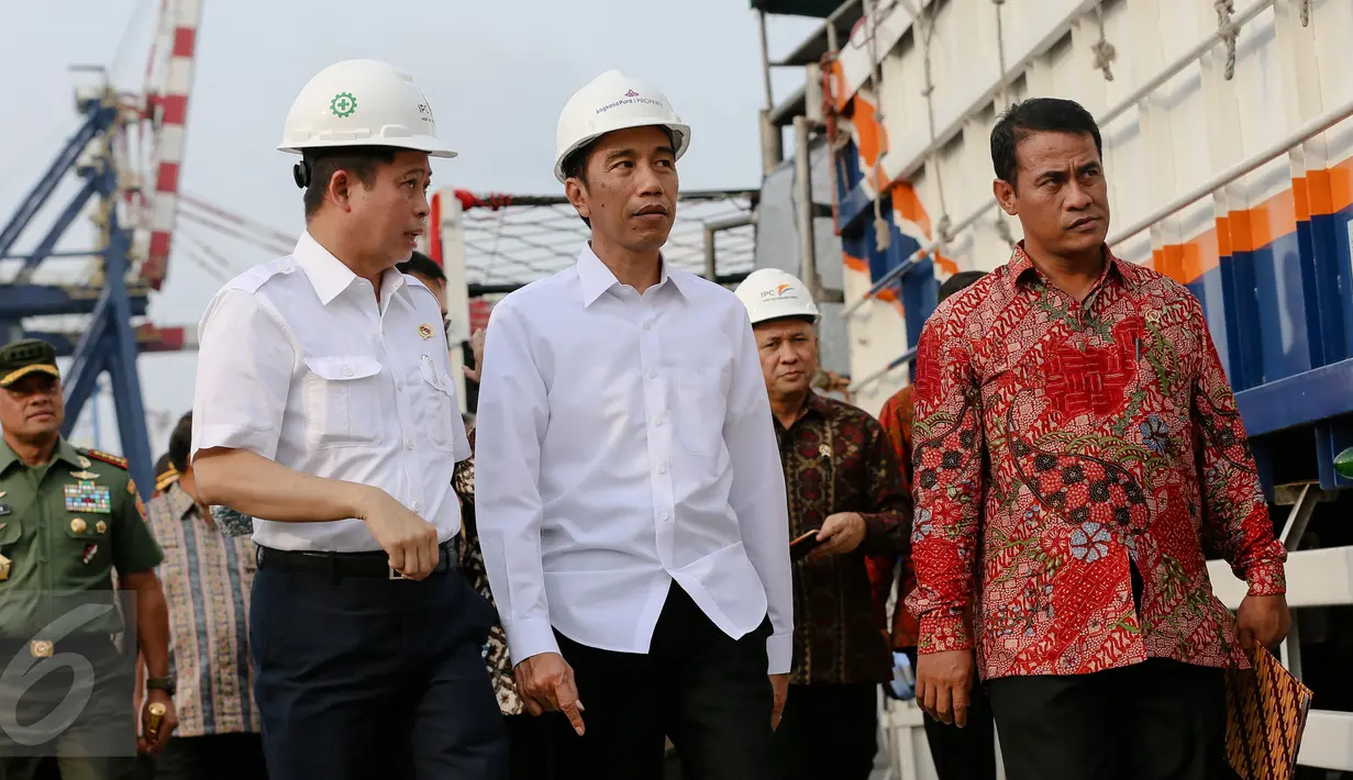 Presiden Jokowi  didampingi Menteri Pertanian Amran Sulaiman (kanan) dan Menteri Perhubungan Ignasius Jonan menyambut Kapal Pengangkut Ternak KM Camara Nusantara I bersandar di Pelabuhan Tanjung Priok, Jakarta, (11/12). (Liputan6.com/Faizal Fanani)
