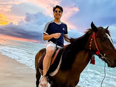 Melalui akun Instagram, El Rumi diketahui tengah menikmati waktu libur akhir tahun di Gili Trawangan. Bahkan, dirinya tak melewatkan momen untuk menjajal berkuda di tepi pantai. (Liputan6.com/IG/@elelrumi)