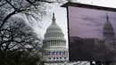 Layar besar disiapkan di sekitar halaman Gedung Capitol di Washington DC menyambut pelantikan presiden baru Donald Trump, Kamis (19/1). Diperkirakan sekitar 900.000 orang akan berkumpul untuk turut meramaikan prosesi itu. (AFP PHOTO/Brendan Smialowski)