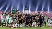 Para pemain, pelatih, dan ofisial Persebaya Surabaya berpose bersama trofi usai memastikan diri menjadi juara Piala Presiden 2026 di Stadion Kapten I Wayan Dipta, Gianyar, Bali, Kamis (6/8/2026). Bajul Ijo mengunci gelar perdana setelah mengalahkan Persib Bandung 6-5 lewat adu penalti usai bermain imbang 1-1 hingga babak tambahan waktu. (KapanLagi.com/Budy Santoso)