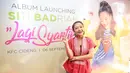 Siti Badriah berpose saat launcing album terbarunya berjudul 'Lagi Syantik', Jakarta, Kamis (6/9). Lagu "Lagi Syantik" berhasil masuk dalam tangga musik Billboard YouTube, dengan menduduki posisi tertinggi di urutan ke-4. (Liputan6.com/Faizal Fanani)