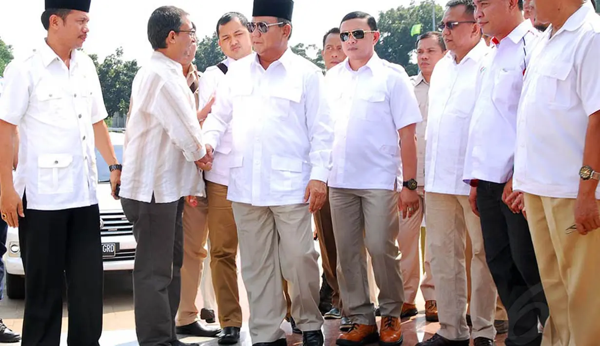 Prabowo tampak berjabat tangan dengan salah satu pendukungnya  di Taman Makam Pahlawan Kalibata, Jakarta, Selasa (20/5/2014). (Liputan6.com/Miftahul Hayat)