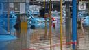 Kondisi Pool Blue Bird yang terendam banjir di kawasan Kramat Jati, Jakarta, Selasa (25/2/2020). Meluapnya Kali Cipinang membuat Pool Taksi Blue Bird yang berada tepat di samping kali ikut terdampak banjir. (Liputan6.com/Herman Zakharia)