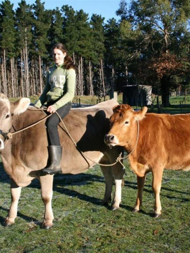 Sarah bersama beberapa sapi di peternakannya | Photo: Copyright odditycentral.com