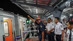Komisaris Utama PT KAI Riza Prima melepas keberangkatan kereta Menoreh di Stasiun Jakarta Kota, Rabu (29/5/2019). PT KAI (Persero) difungsikannya Stasiun Jakarta Kota stasiun keberangkatan dan kedatangan kereta api jarak jauh. (Liputan6.com/Faizal Fanani)