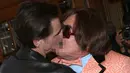 Aktor Jim Carrey mencium Tony Clifton saat menghadiri pemutaran perdana "Jim & Andy: The Great Beyond" selama Festival Film Internasional Toronto 2017 di Winter Garden Theatre di Toronto, Kanada (11/9). (Phillip Faraone/Getty Images/AFP)