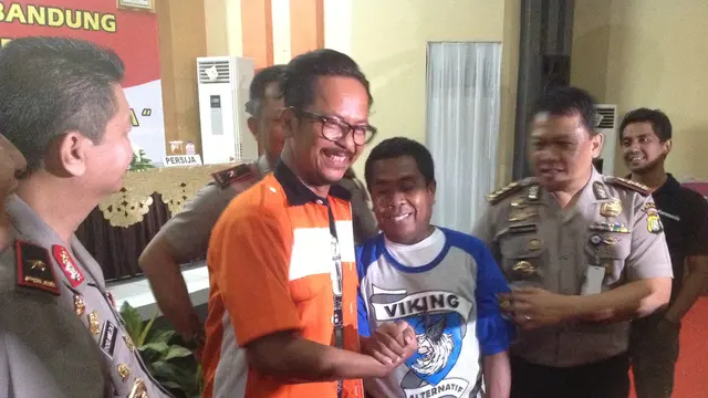 Islah Lancar, Ketum Viking dan The Jak Tukar baju 