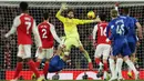 Kiper Arsenal, David Raya juga memerankan peranan penting dengan membuat penyelamatan-penyelamatan gemilang di bawah misatar Arsenal. (AFP/Adrian Dennis)