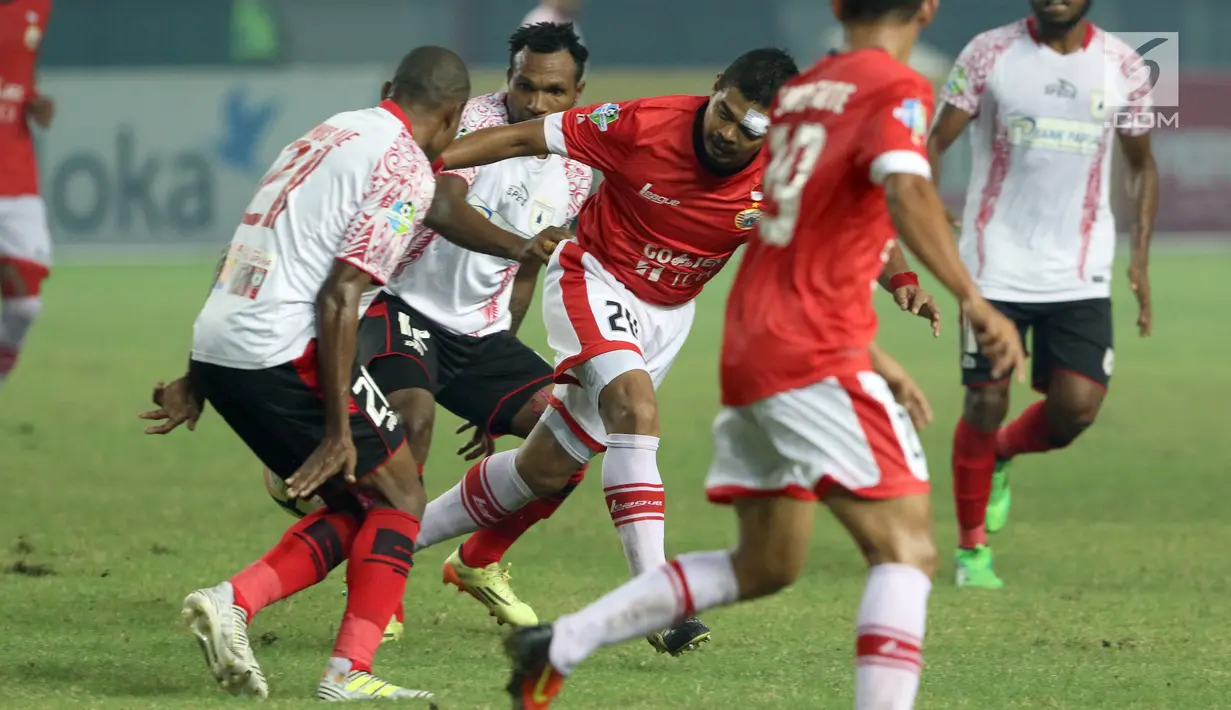 Penyerang Persija, Bambang Pamungkas berusaha lolos dari kawalan pemain Persipura saat lanjutan Liga 1 Indonesia di Stadion Patriot Candra Bhaga, Bekasi, Sabtu (8/7). Persija bermain imbang 1-1 dengan Persipura. (Liputan6.com/Helmi Fithriansyah)