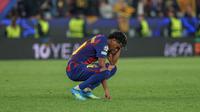 Lamine Yamal tampak lesu usai Barcelona kandas 0-2 dari Atletico Madrid pada leg 1 perempat final Liga Champions 2025/2026 di Camp Nou. (Lluis GENE / AFP)