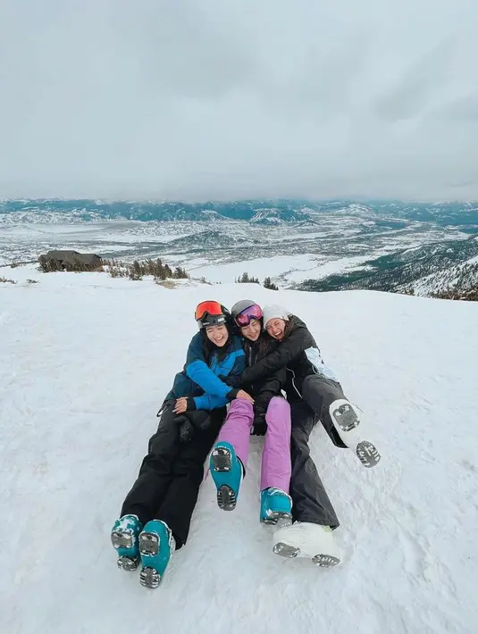 Tak ada yang lebih stylish dari olahraga paling berengsi yaitu ski. Perjalanan liburan yang mahal dan apparel yang keren. [Foto: @jscmila]