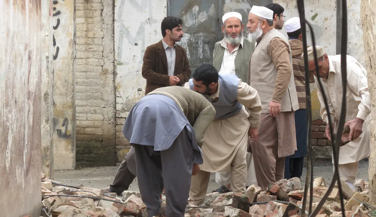 Sejumlah warga membersihkan puing akibat gempa yang melanda Jalalabad, Afghanistan, Senin (26/10/2015). Setidaknya 43 orang dipastikan tewas akibat lindu berkekuatan 7,5 skala Richter tersebut. (REUTERS/Parwiz) 