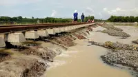 Petugas perawatan sedang memperbaiki jalur kereta di Kabupaten Cirebon, Jawa Barat, Jumat, 23 Februari 2018, usai tergerus oleh banjir yang terjadi di wilayah tersebut. (dok. Humas PT KA Daop 2/Arie Nugraha))