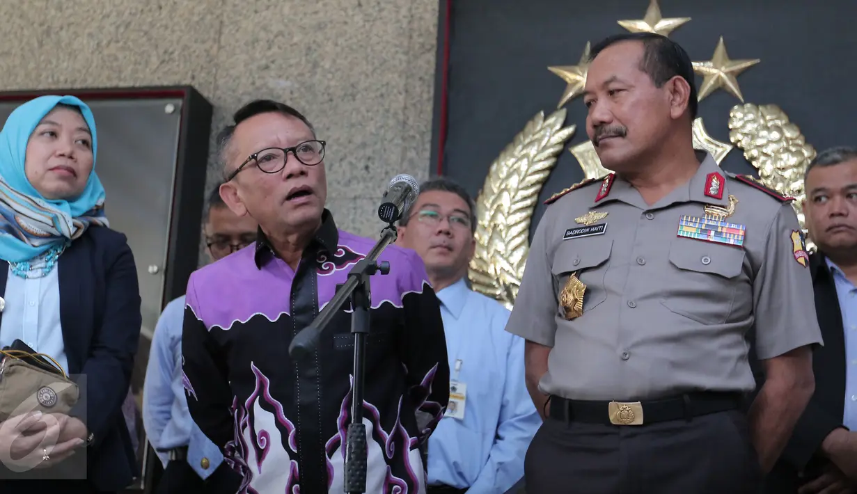 Dirjen Pajak Kemenkeu Ken Dwijugeasteadi dan Kapolri Jenderal Badrodin Haiti memberi keterangan di Mabes Polri, Jakarta, Rabu (13/4). Dirjen Pajak berkoordinasi menyusul tewasnya dua petugas pajak saat sedang bertugas di Nias. (Liputan6.com/Angga Yuniar)