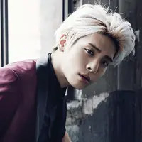Meninggalnya Jonghyun SHINee membuka persoalan dunia hiburan Korea Selatan yang tak selamanya menyenangkan. (foto: koreaboo.com)
