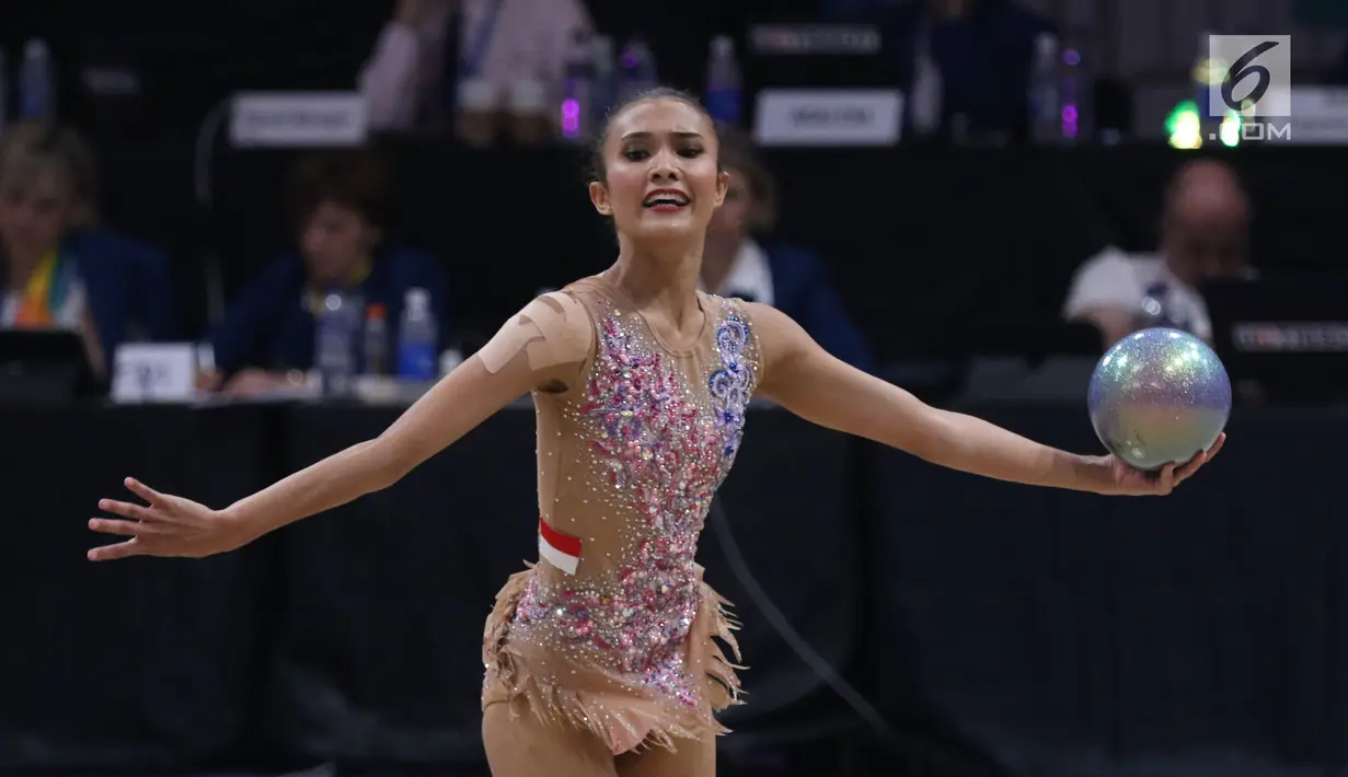 Pesenam Indonesia, Nabila Evandestiera saat laga nomor bola penyisihan senam ritmik putri Asian Games 2018 di JIEXPO Kemayoran, Jakarta, Senin (27/8). Nabila Evandestiera hanya mampu mengumpulkan 36,350 poin. (Liputan6.com/Helmi Fithriansyah)