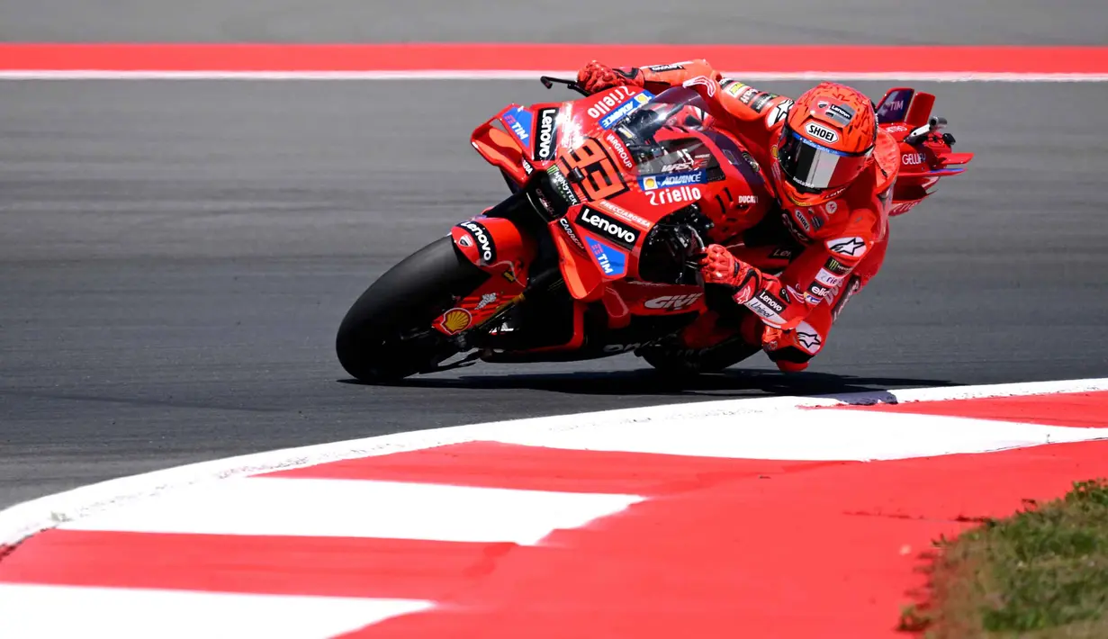 Pembalap MotoGP Spanyol dari Tim Ducati Lenovo, Marc Marquez memacu motornya saat sesi latihan bebas jelang MotoGP Grand Prix Indonesia di Sirkuit Internasional Mandalika, Mandalika, Nusa Tenggara Barat, Jumat 3 Oktober 2025. (SONNY TUMBELAKA/AFP)