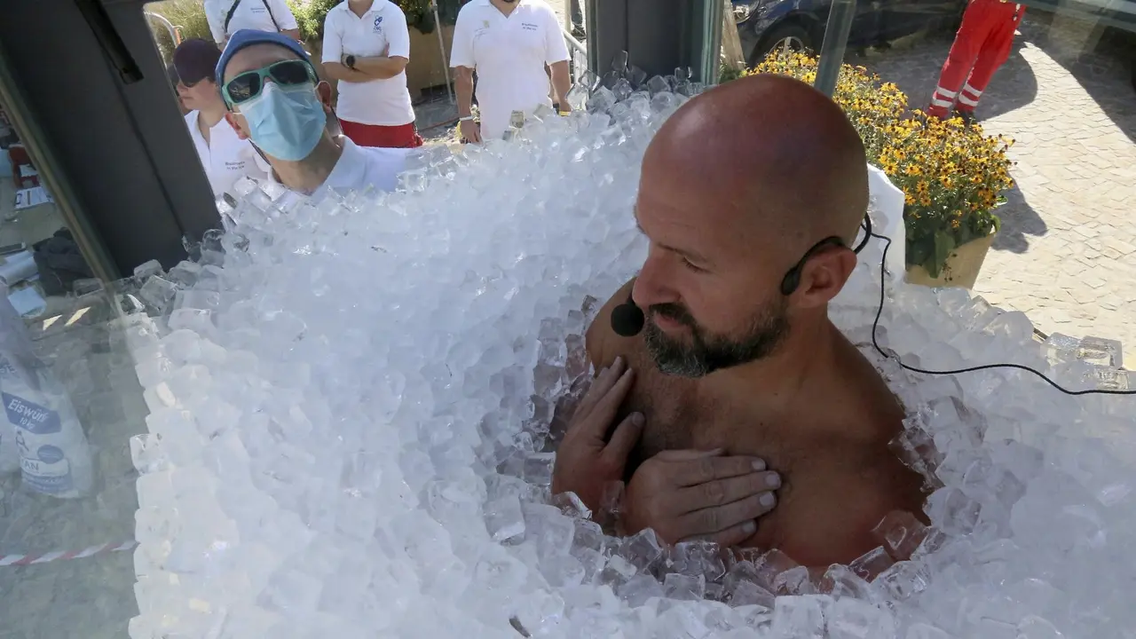Petenis Austria itu telah menghabiskan dua jam, 30 menit dan 57 detik di dalam kotak kaca yang dibuat khusus lalu diisi dengan es batu hingga menutup sampai pundaknya (AP)