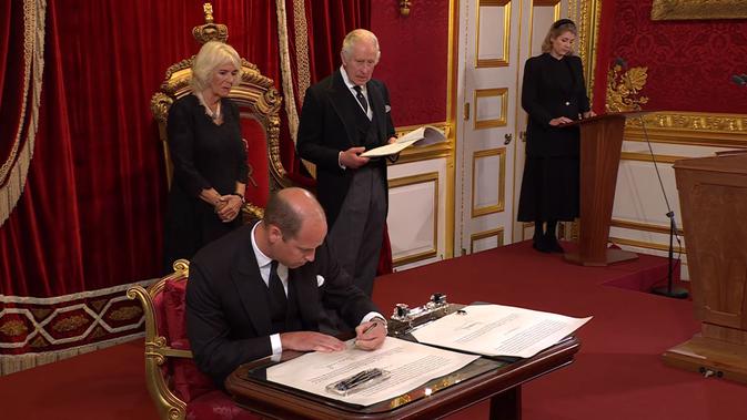 <p>Pangeran William sebagai saksi proklamasi Raja Charles III. Dok: YouTube/The Royal Family</p>