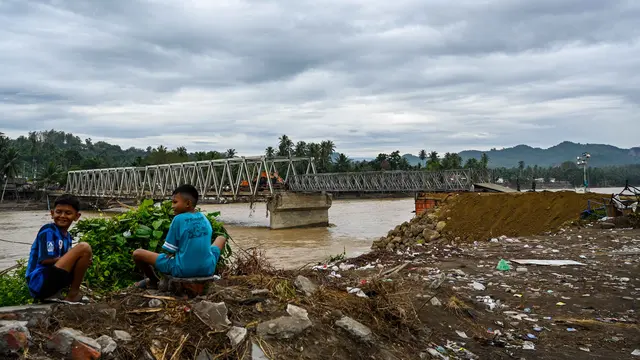 Jembatan Putus, Warga Juli Aceh Terpaksa Menyeberang Sungai Pakai Perahu dan Ban Dalam