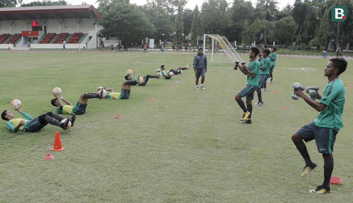 Pemain Timnas U-16 saat latihan di Lapangan Atang Soetrisna, Cijantung, Jakarta, Selasa (20/2/2018). Pemusatan latihan tahap kedua ini dilakukan untuk persiapan turnamen Jenesys di Jepang. (Bola.com/M Iqbal Ichsan)