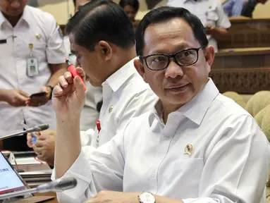 Menteri Dalam Negeri Tito Karnavian saat Rapat Kerja dengan Komisi II DPR di Kompleks Parlemen, Senayan, Jakarta, Selasa (26/2/2020). Rapat tersebut membahas berbagai isu, di antaranya Pilkada 2020 dan pengamanan kontingen PON selama berada di Papua. (Liputan6.com/Johan Tallo)