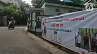 Pengendara motor keluar dari perumahan kawasan RW 04 Kelurahan kalibata, Jakarta, Selasa (9/2/2021). Pemerintah mulai menerapkan PPKM skala mikro mulai 9-22 Februari 2021 untuk provinsi DKI Jakarta, Jawa Barat, Banten, Jawa Tengah, Yogyakarta, Jawa Timur, dan Bali. (Liputan6.com/Herman Zakharia)