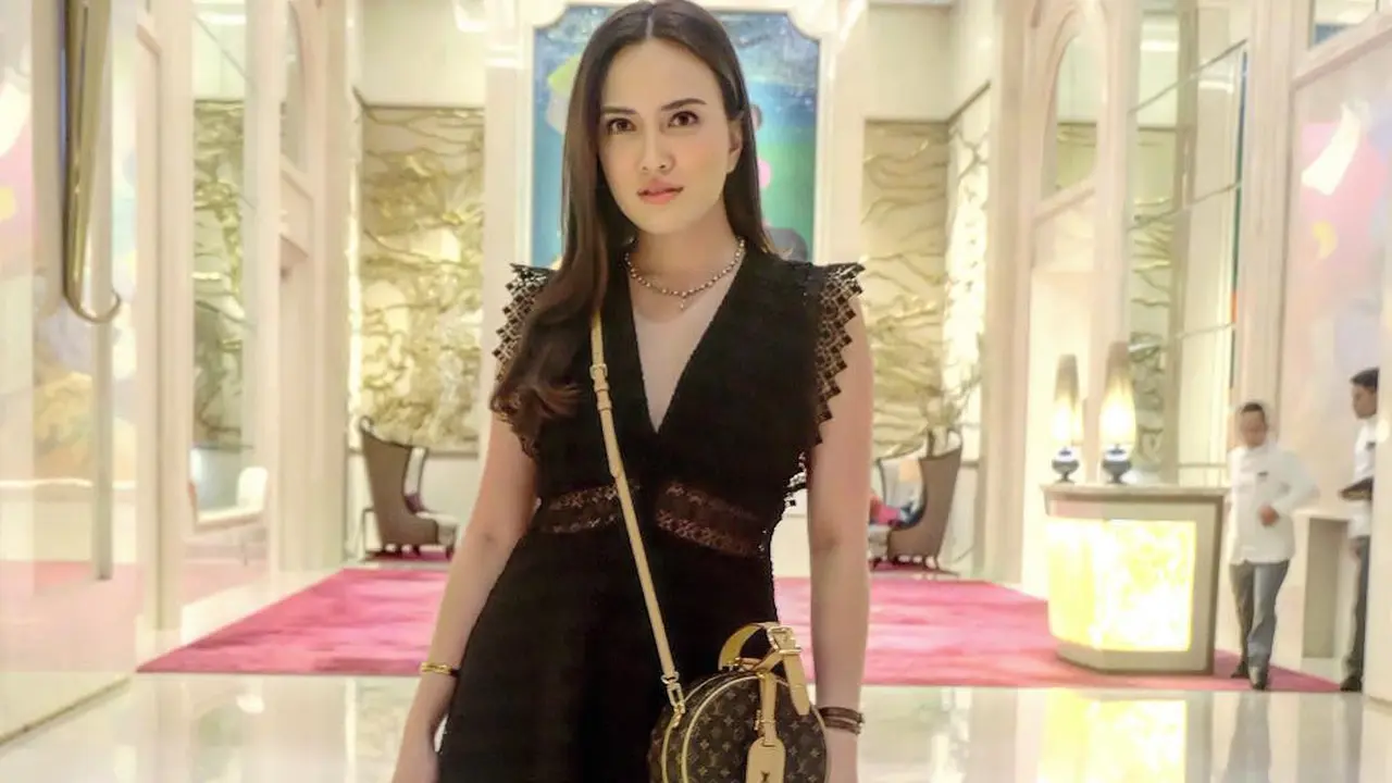 [Bintang] 8 Tas Shandy Aulia yang Harganya Selangit