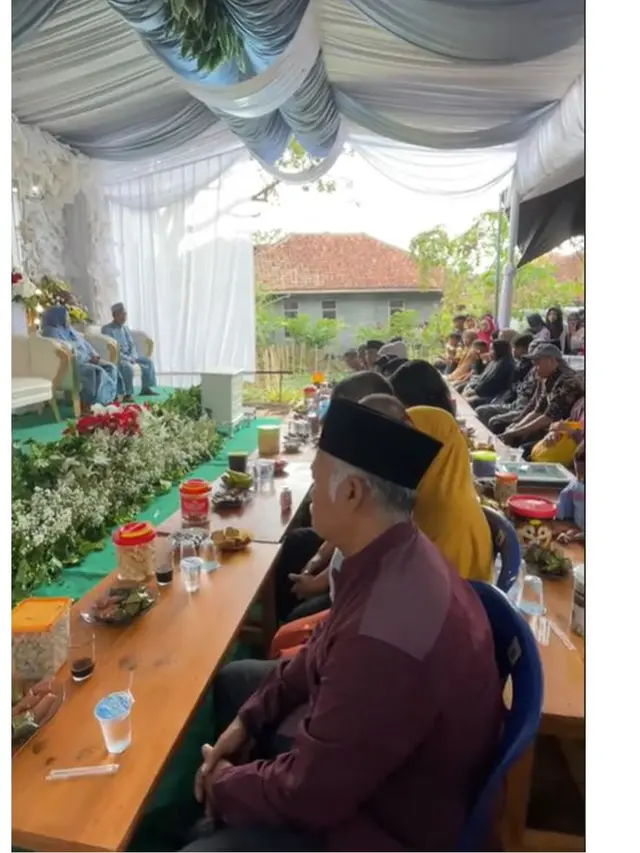 Momen Pernikahan Bak Rapat Wali Murid Ini Bikin Canggung, Tamu Terlalu Dekat