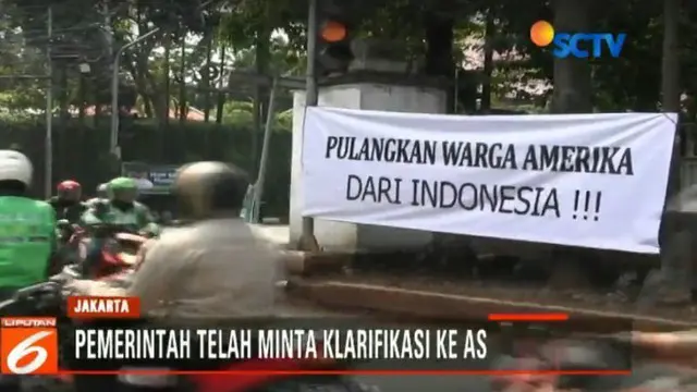 Spanduk provokatif terpasang sehari setelah beredarnya kabar bahwa Panglima TNI Jenderal Gatot Nurmantyo ditolak memasuki Amerika Serikat.