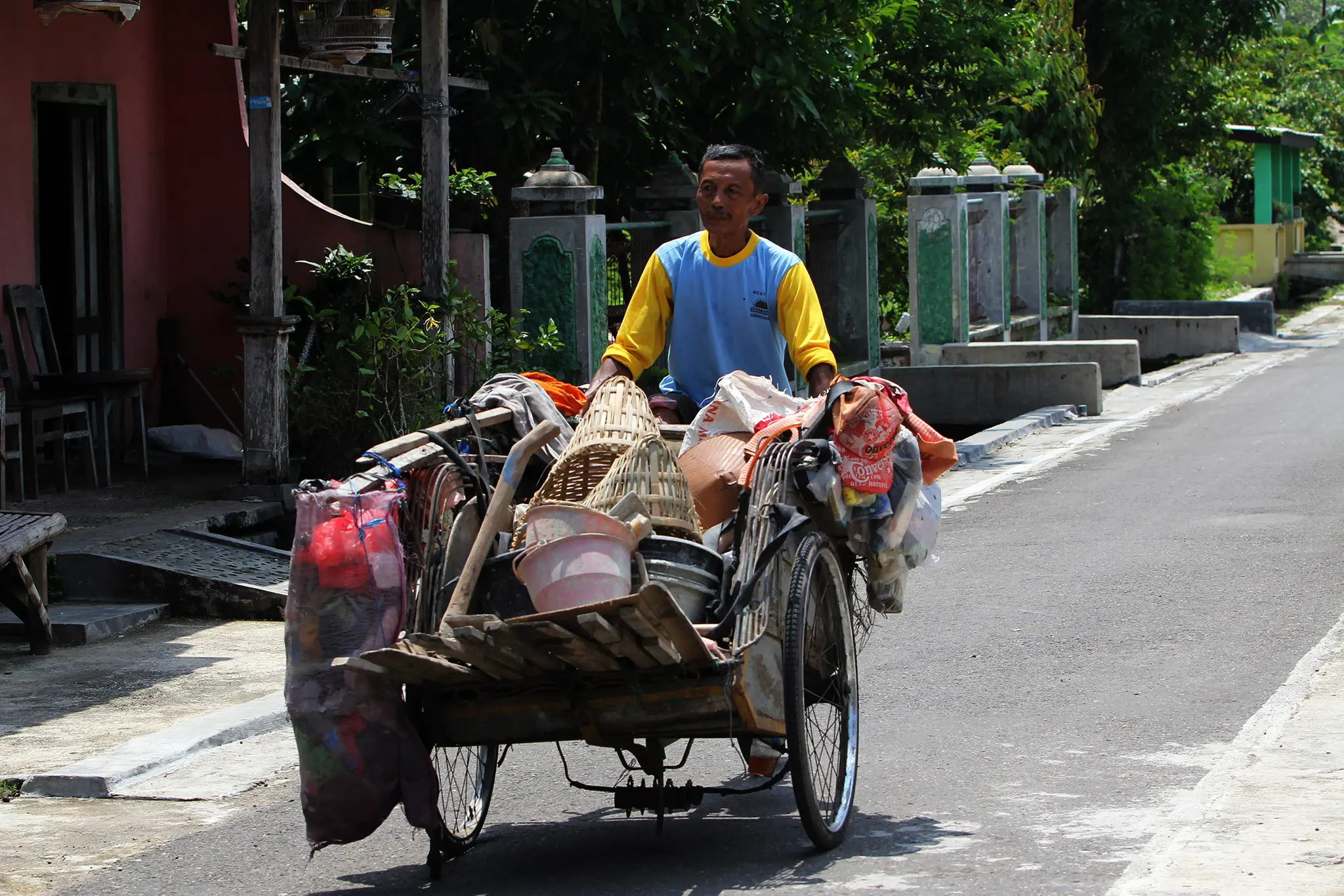 Sadiyo Cipto Wiyono (65), pemulung yang kerap menambal jalan berlubang di Sragen, Jateng. (Liputan6.com/Fajar Abrori)