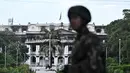 Militer Nepal terus berupaya memulihkan keamanan menyusul kerusuhan anti-pemerintah yang mengguncang negara itu sejak Senin (8/9/2025). (Pedro Pardo/AFP)