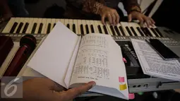 Jemaat membawakan lagu rohani saat melaksanakan ibadah peringati hari Paskah di depan Istana Negara, Jakarta, Minggu (27/3). Mereka meminta pemerintah untuk memberikan solusi bagi permasalahan tempat ibadah mereka. (Liputan6.com/Faizal Fanani)