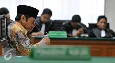 Mantan sekjen Kementerian ESDM, Waryono Karno menjalani sidang pembacaan vonis putusan di Pengadilan Tipikor, Jakarta, Rabu (16/09/2015). Waryono divonis enam tahun penjara dan denda Rp 300 juta subsider tiga bulan. (Liputan6.com/Andrian M Tunay)