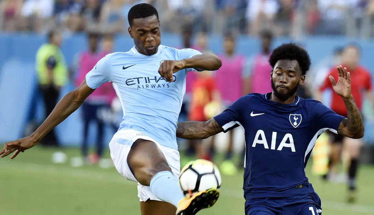 Bek Manchester City, Tosin Adarabioyo, membuang bola dari gelandang Tottenham Hotspur, Kevin Nkoudou pada laga ICC 2017 di Stadion Nissan, Nashville, AS (29/7/2017). Manchester City menang 3-0 atas Tottenham Hotspur. (AP/Mark Zaleski)