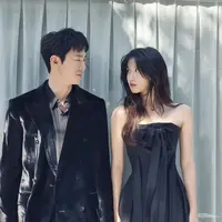 Saat pemotretan bersama Yoo Yeon Seok, Moon Ga Young tampil dengan dress hitam off shoulder dengan aksen pita. Riasan wajahnya pun flawless hanya mengenakan lipstik merah matte. (@m_kayoung)