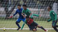 Pemain Timnas Indonesia, Nur Hardianto berebut bola dengan Rachmat Irianto saat latihan di Lapangan ABC Senayan, Jakarta, Sabtu (17/3/2018). Latihan ini merupakan persiapan jelang laga uji coba melawan Singapura. (Bola.com/Vitalis Yogi Trisna)
