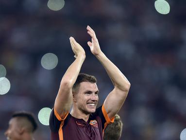 Pemain AS Roma, Edin Dzeko, merayakan kemenangan atas Juventus. Edin Dzeko menyumbang satu gol dalam partai di Stadion Olimpico, Roma, Italia. Minggu (30/8/2015). (Reuters/Alberto Lingria)