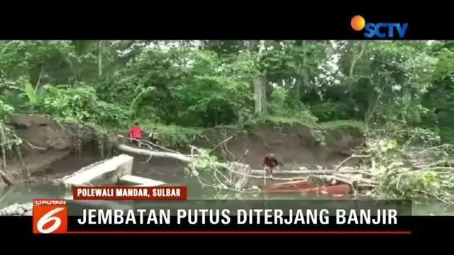 Jembatan gantung di Polewali Mandar, Sulawesi Barat, putus diterjang banjir akibat tergerus Sungai Binuang.