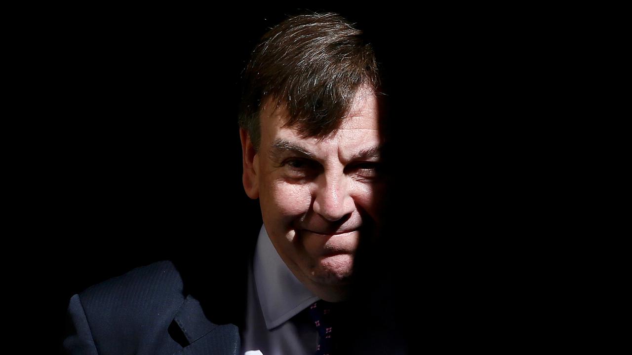 Menteri Kebudayaan Inggris, John Whittingdale mengaku pernah punya hubungan dengan PSK