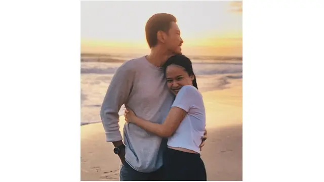 Hanggini dan Dharmasakti menikmati keindahan pantai bersama, romantis banget.