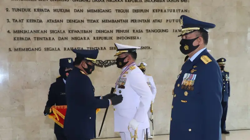 Panglima TNI memberikan tanda kehormatan bintang angkatan kelas utama kepada KSAL dan KSAU