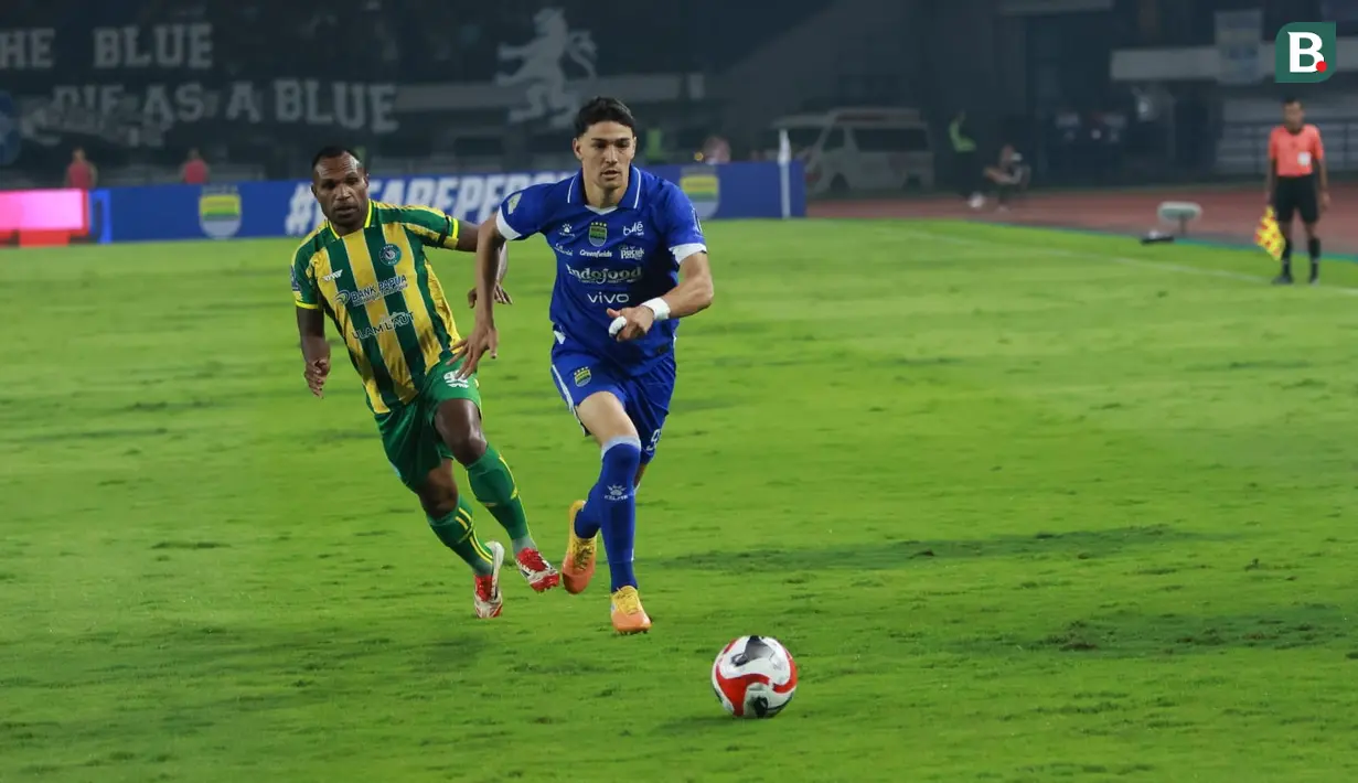 Pemain Persib Bandung, Federico Barba mengejar bola dibayangi pemain PSBS Biak pada laga pekan ke-18 BRI Super League 2025/2026 di Stadion GBLA, Kota Bandung, Minggu (25/1/2026) malam. (Bola.com/Erwin Snaz)