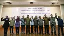 Ketua KPU Pusat, Husni Kamil Manik (keempat kiri) berfoto bersama usai acara Launching Buku hasil pemantauan JPPR dalam Pemilu 2014 dan kesiapan pemantauan pilkada serentak 2015 di Kantor KPU, Jakarta, Kamis (21/5/2015). (Liputan6.com/Faizal Fanani)