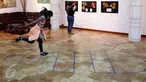 Seorang anak bermain Engklek saat Pameran dan Gelar Dolanan Nusantara di Bentara Budaya Jakarta, Jumat (24/2). Pameran bertema tema "Menyelami Kegairahan Masa Kecil" ini berlangsung pada 22-28 Februari 2017. (Liputan6.com/Johan Tallo)