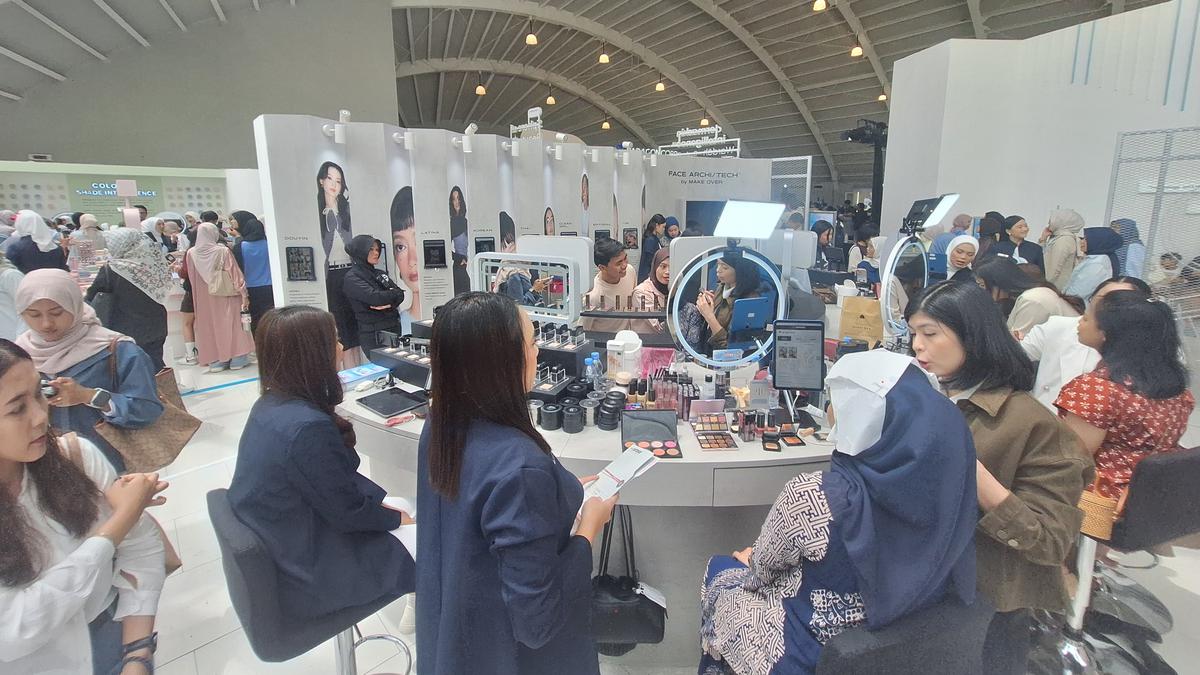 Asyiknya Makeup dengan Bantuan Teknologi AI dari Make Over di Beauty Science Tech 2026