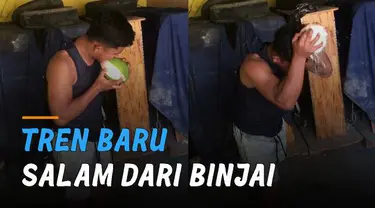 Seorang pria menunjukkan aksinya mengupas kelapa pakai gigi.