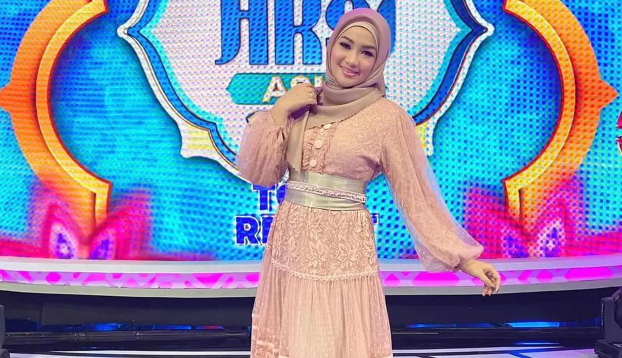 Bahkan, Fitri Carlina juga terlihat menggunakan busana pastel saat tampil di atas panggung. Tak sedikit netizen yang memberikan pujian terhadap wanita asal Banyuwangi ini. (Liputan6.com/IG/@fitricarlina)